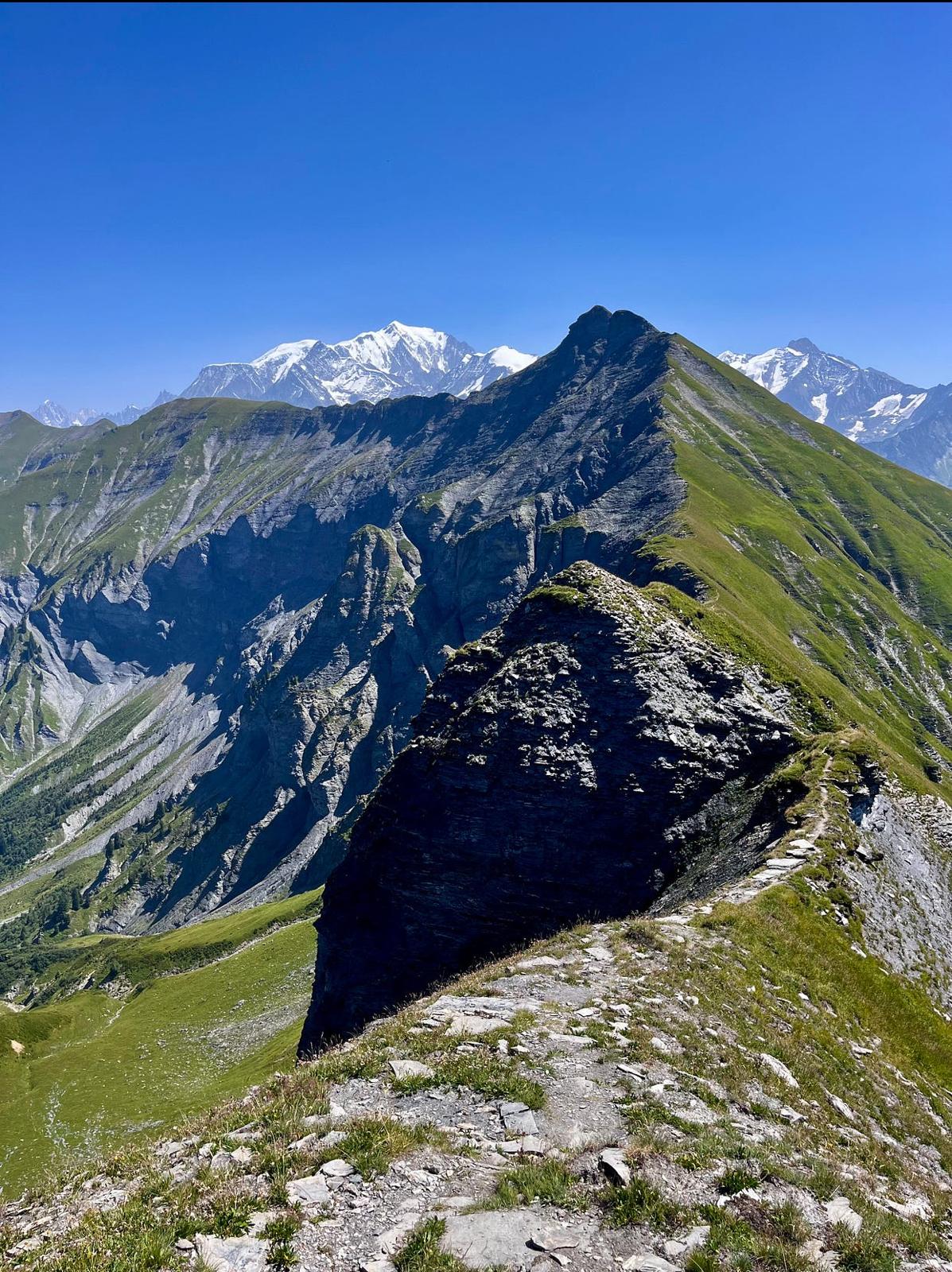 Crête alpine face au massif du Mont-Blanc, dans les Alpes proches du Pays de Gex