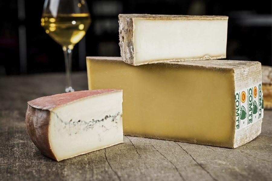 Fromages du Jura et verre de vin jaune