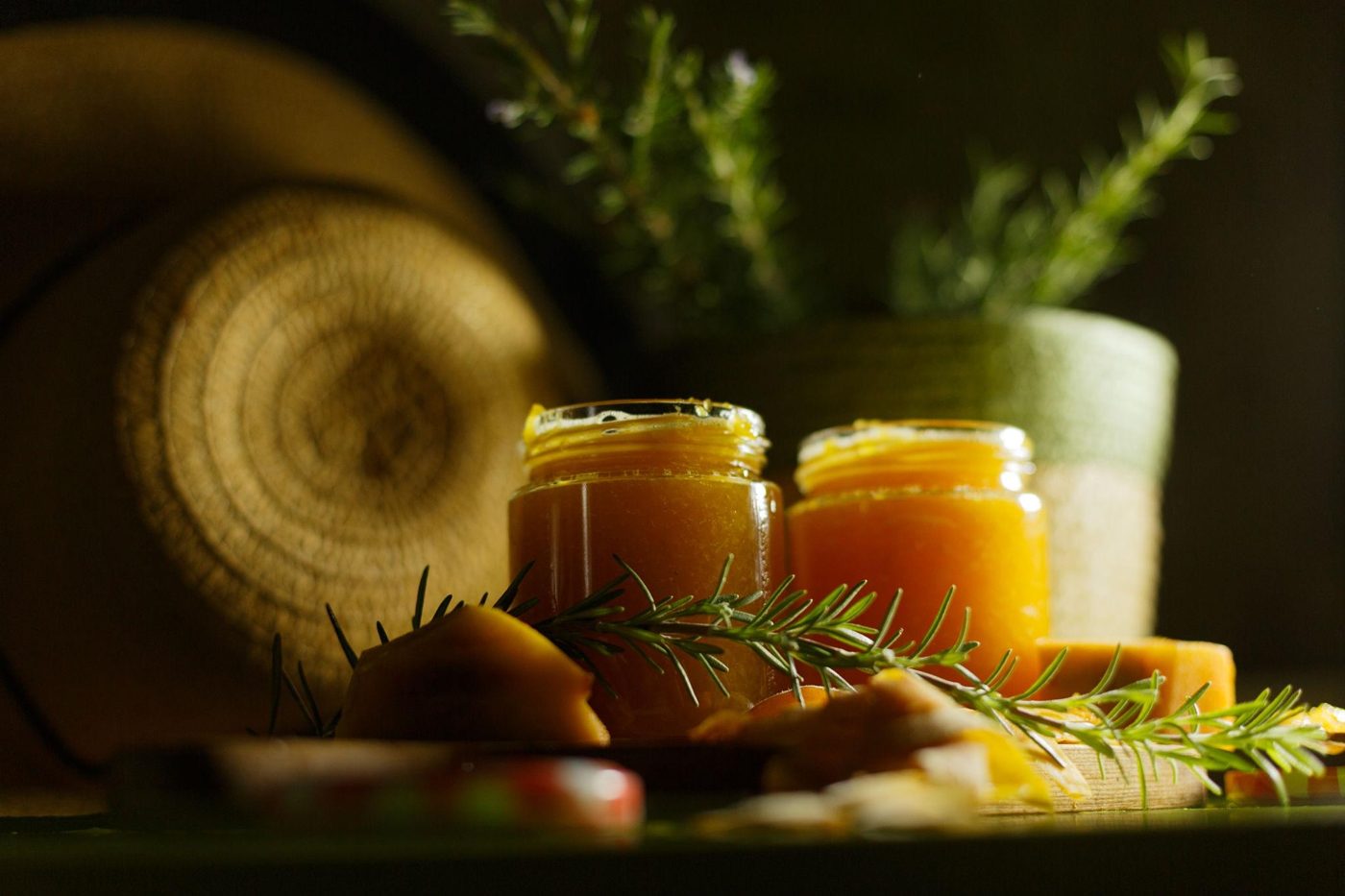 Pots de confiture artisanale en lumière douce