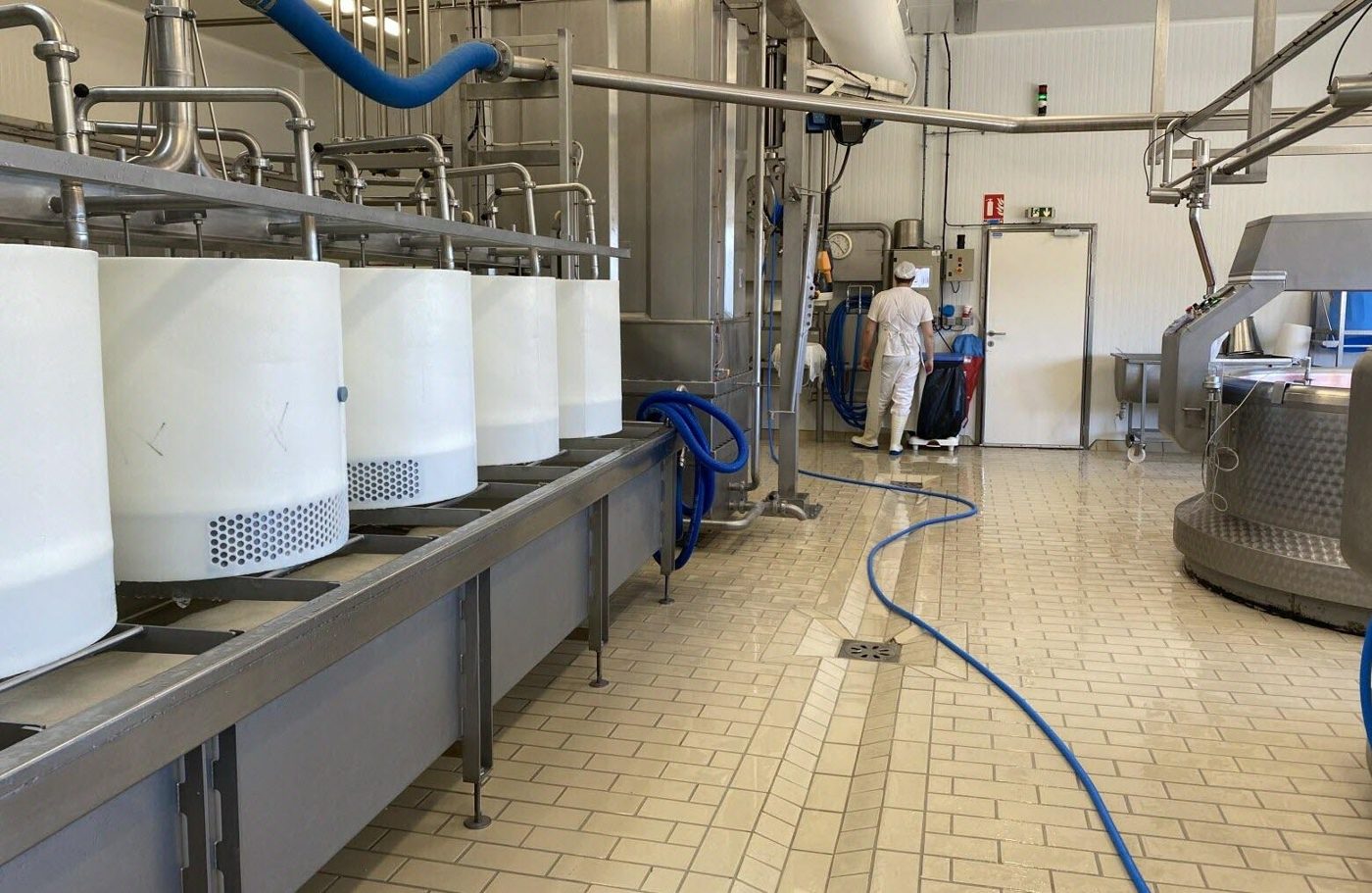 Atelier de fromagerie, fabrication des produits laitiers