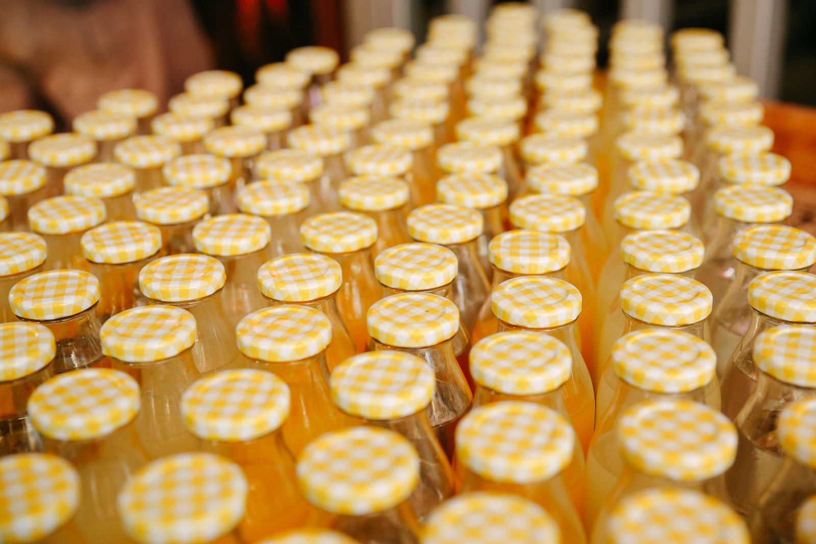 Rangées de bouteilles de limonade artisanale prêtes à l'expédition