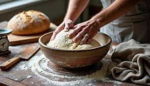 Pétrissage du pain au levain, mains dans la farine