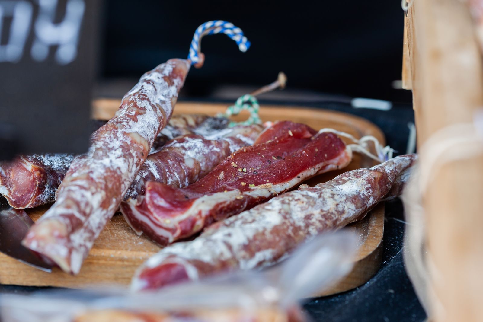 Saucissons secs et brési sur une planche en bois