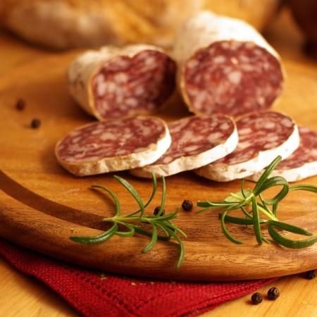 Saucisson artisanal tranché, romarin et poivre